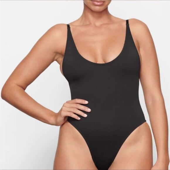 NWT SKIMS Scoop Neck One Piece In Onyx Black Sexy Cheeky Swimsuit - Picture 1 of 8